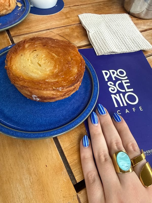Late-night dining documented at Mexico City café in Chapultepec