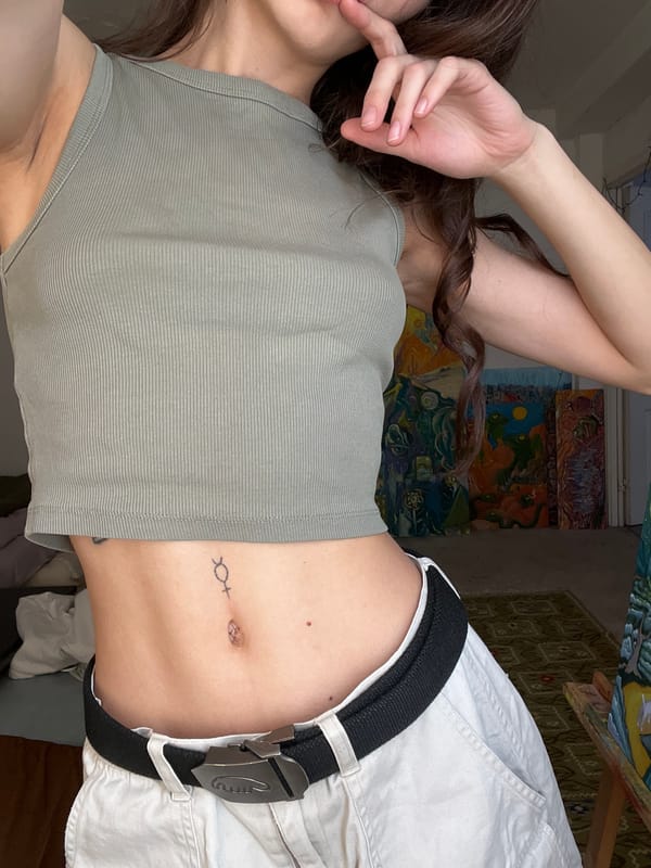 Woman with stomach tattoo observed in Krasnoyarsk