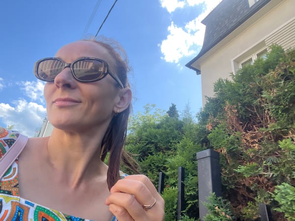Sunny day out in a colorful dress, selfies and street scenes