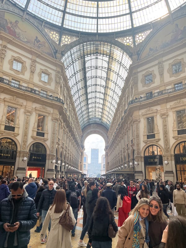 Tourist captures Milan's iconic Galleria and Duomo within minutes