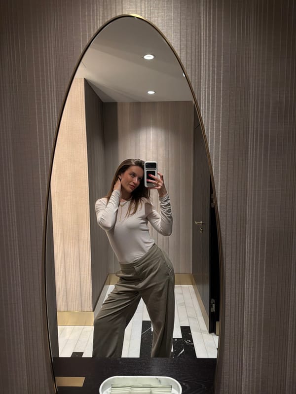 Woman documents evening at upscale Budva bar through selfies