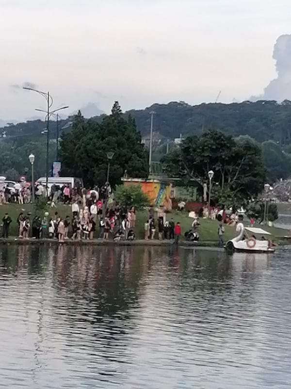 Xuan Huong Lake buzzes with a relaxed weekend crowd
