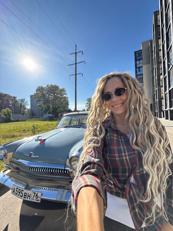 Casual summer moments captured across Russian towns on sunny afternoon