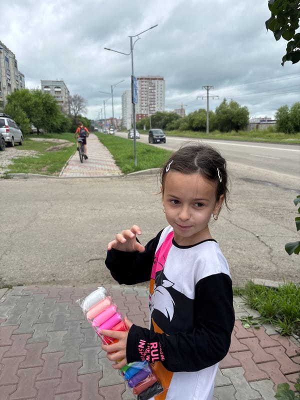 Quiet afternoon stroll through residential Blagoveshchensk