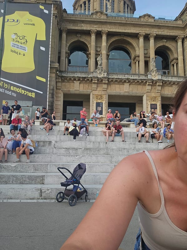 Sunday afternoon on Montjuïc: crowds, city views, street music