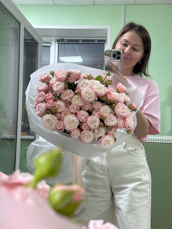 Mirror selfies with a fresh bouquet of pink roses, Izhevsk
