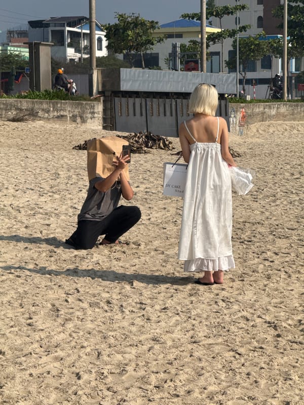 Couple photographed on beach in Đà Nẵng with shopping bags