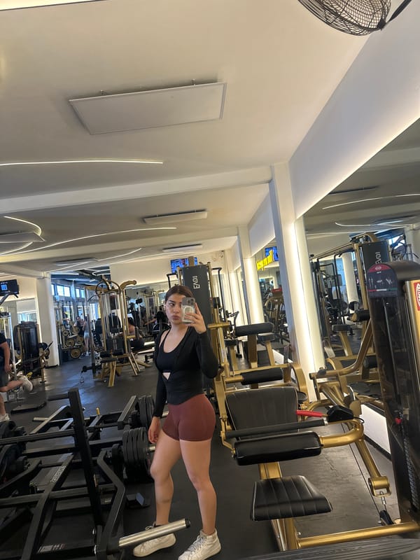 Woman takes selfies during workout session at Puebla gym