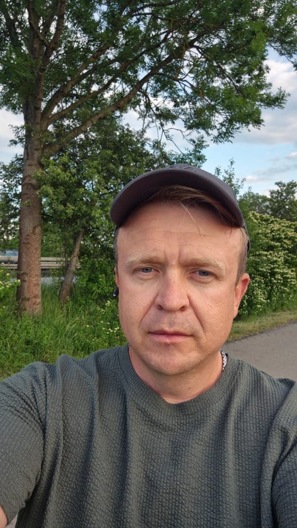 Man with earpiece spotted in Ergolding, Germany