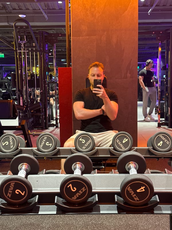 Man takes gym selfies in Sochi fitness center