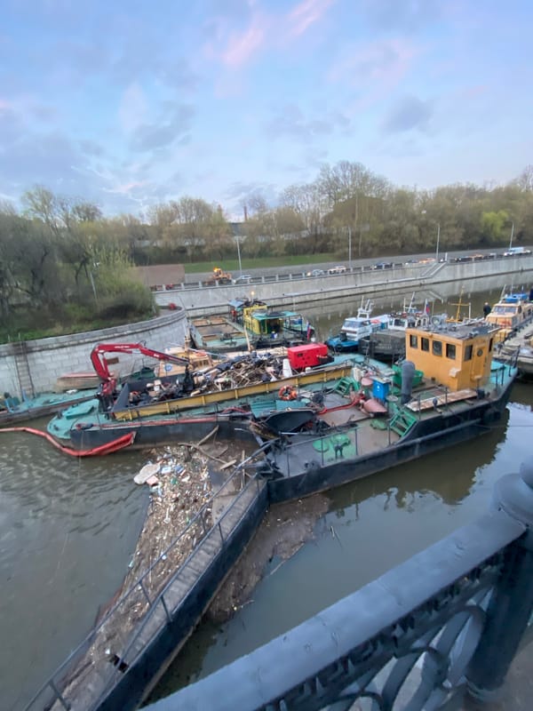 Debris removal barge operates on Moscow River