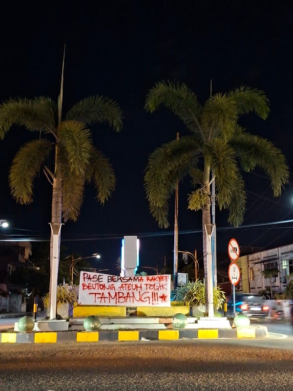 Anti-mining protest banner spotted amid everyday scenes in Lhokseumawe