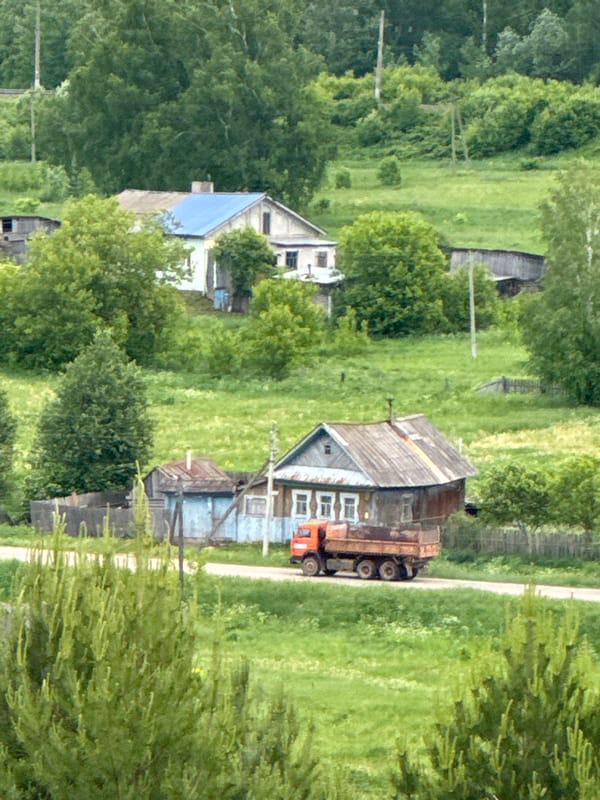Rural summer morning documented in Russian village Pychás