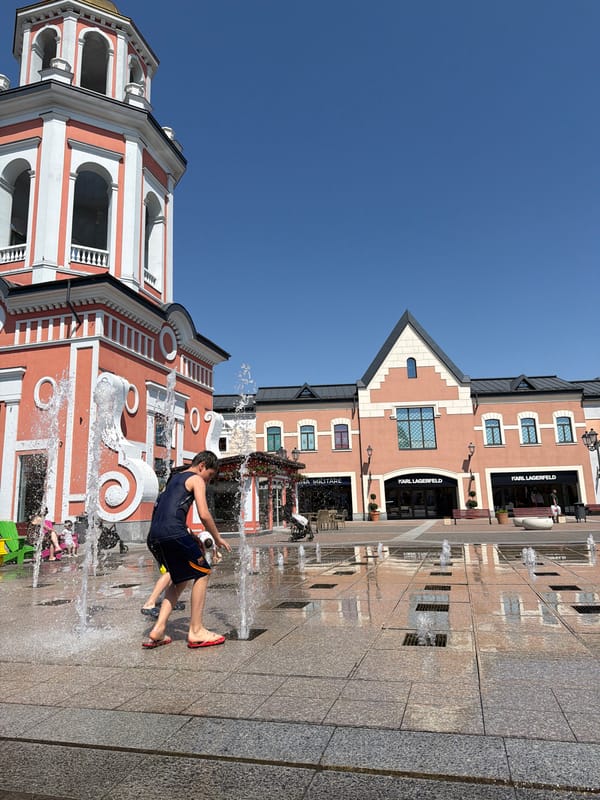 Children play in fountains, shopping continues in Moscow suburbs