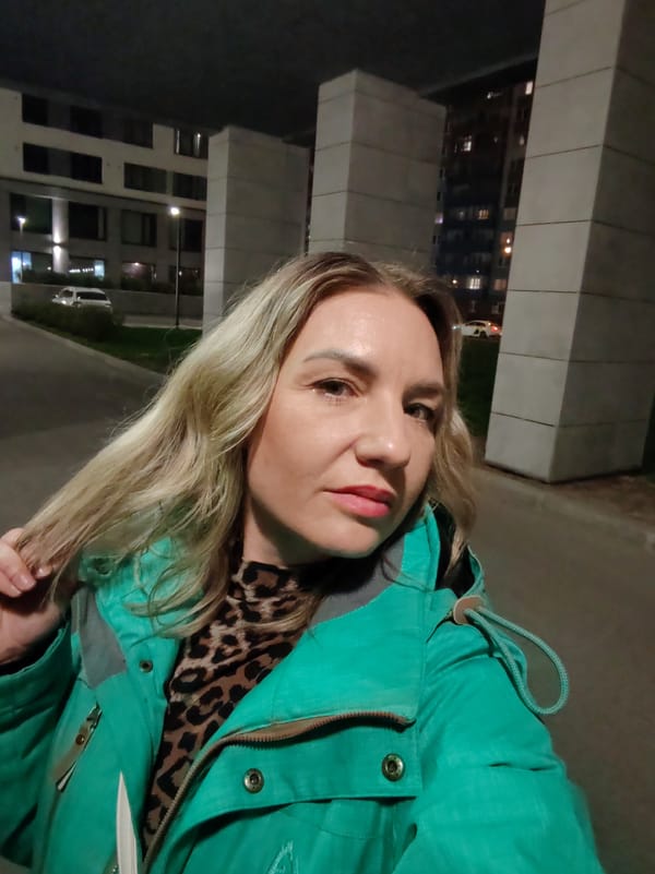 Woman in green jacket observed in Saint Petersburg