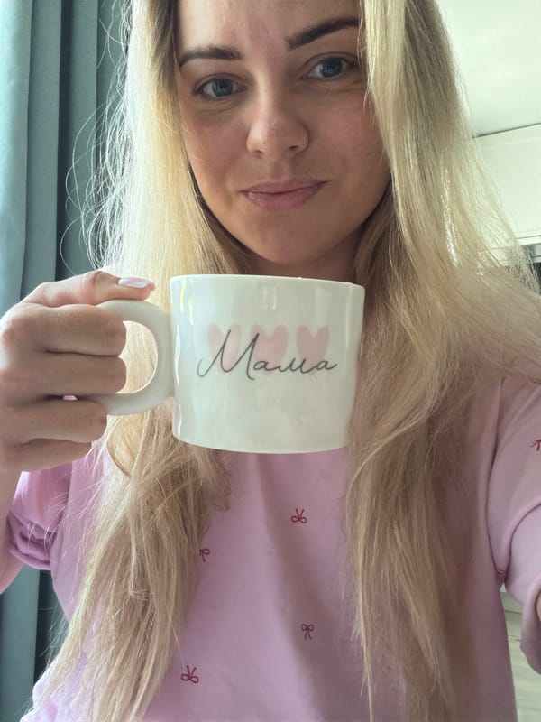 Woman poses with 'Mama' mug in Votkinsk selfies