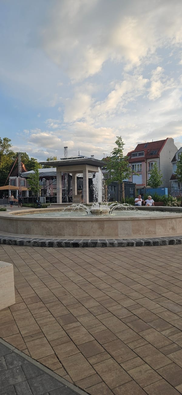 Lazy evening in Hévíz town square, fountain running