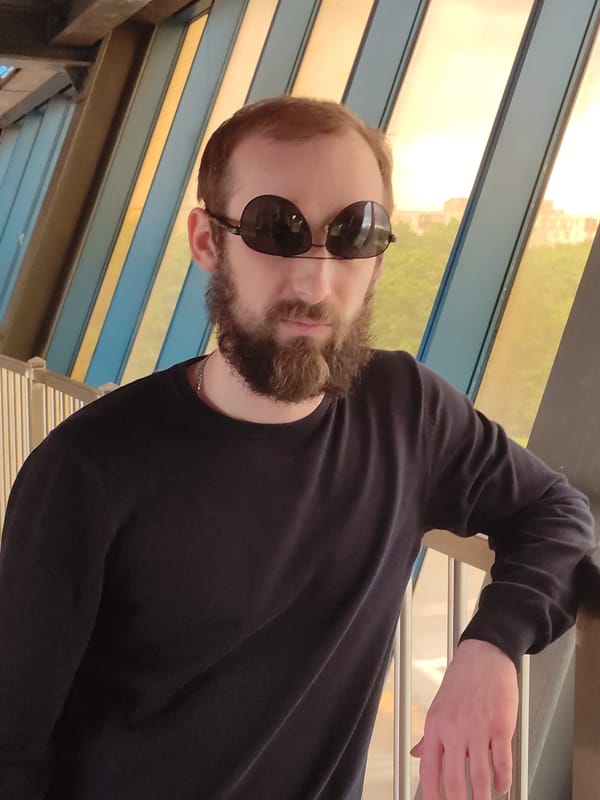 Bearded man in sunglasses photographed twice in Moscow
