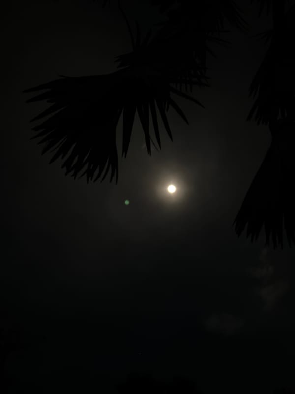 Bright moon with green glint observed in Cuernavaca night sky