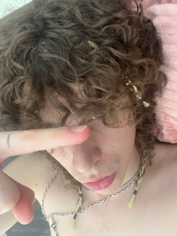 Person takes selfie in Bahía Blanca showing braided hairstyle