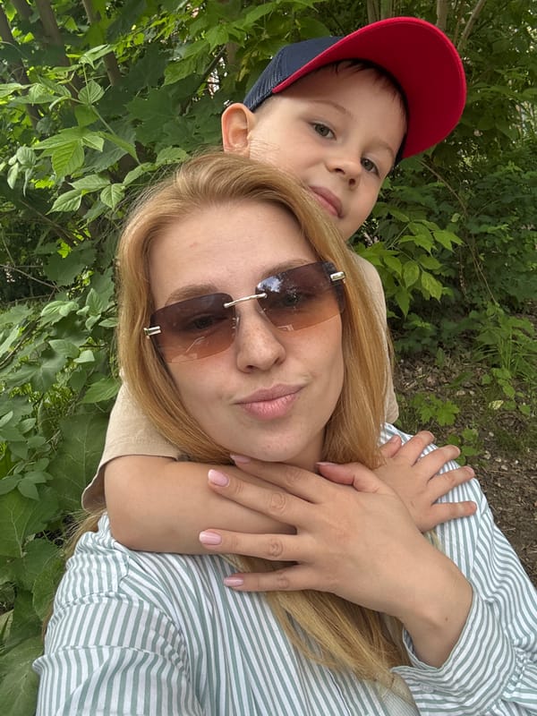 Mother, child portrait session captured in Rusanovo park setting