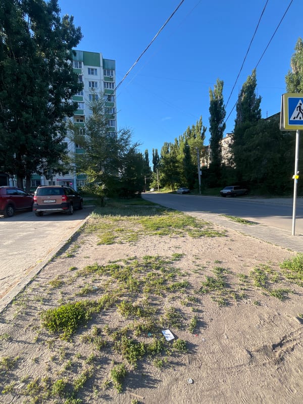 A sunny afternoon stroll through a Voronezh neighborhood