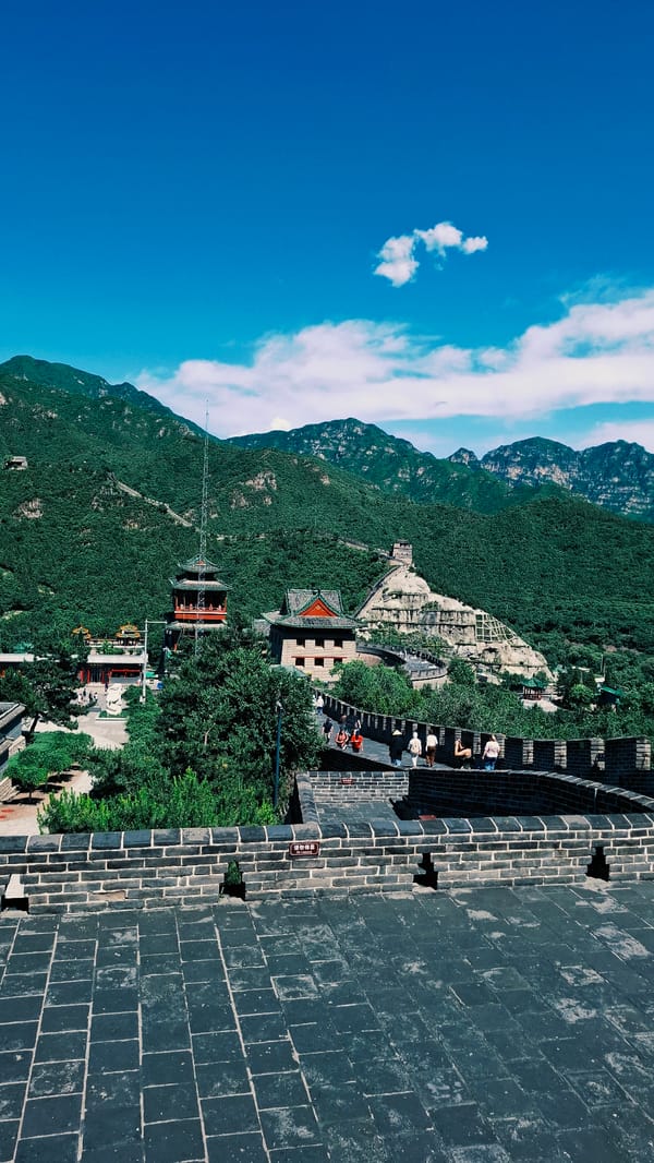 Tourists visit Great Wall section in Changping District