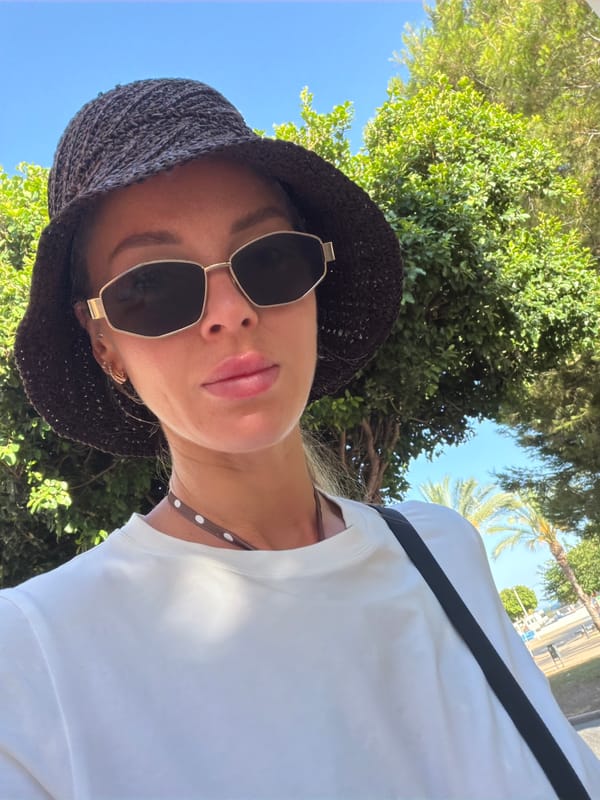 Afternoon at a Costa Blanca beach club, sun and selfies