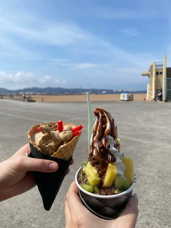 Couple enjoys ice cream on sunny afternoon in Gijón
