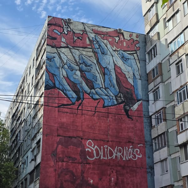 Morning street life documented across central Chișinău