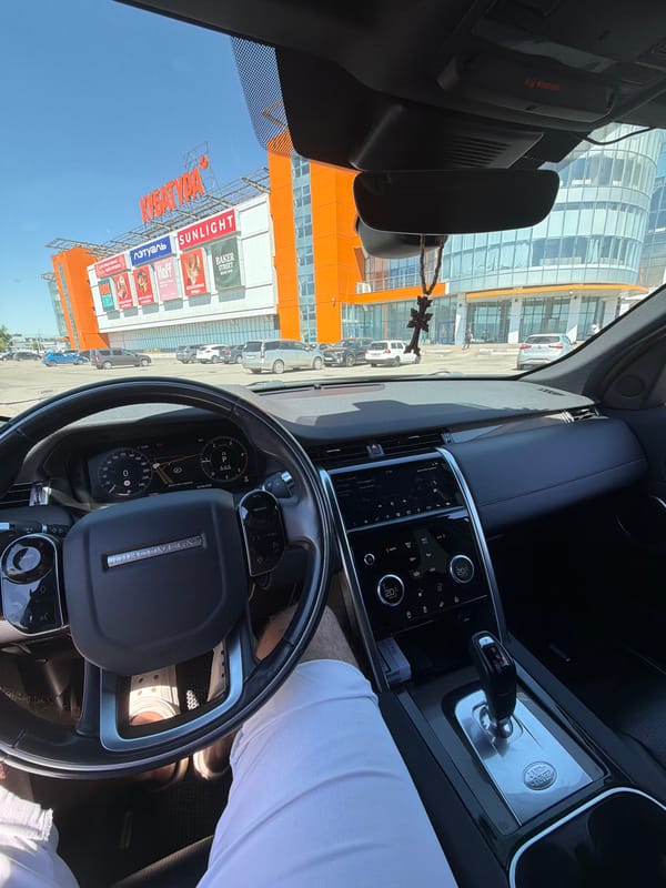 Driver navigates Land Rover through sunny Krasnoyarsk morning