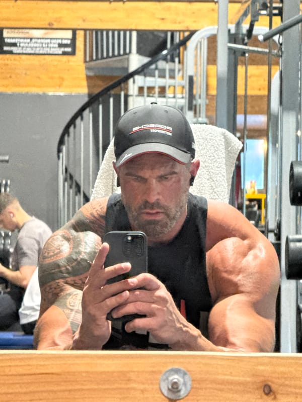 Man takes gym selfie in Jemelle, Belgium