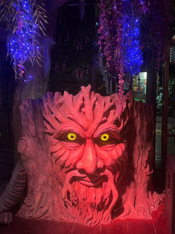 Russian-themed restaurant with animatronic décor documented in Blahbatuh