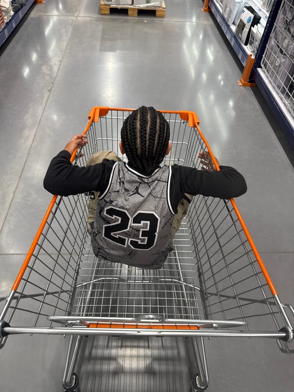 Evening shopping scenes documented at Mosquera retail establishment