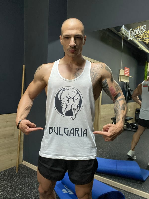 Tattooed man in Bulgaria shirt spotted at Pleven gym