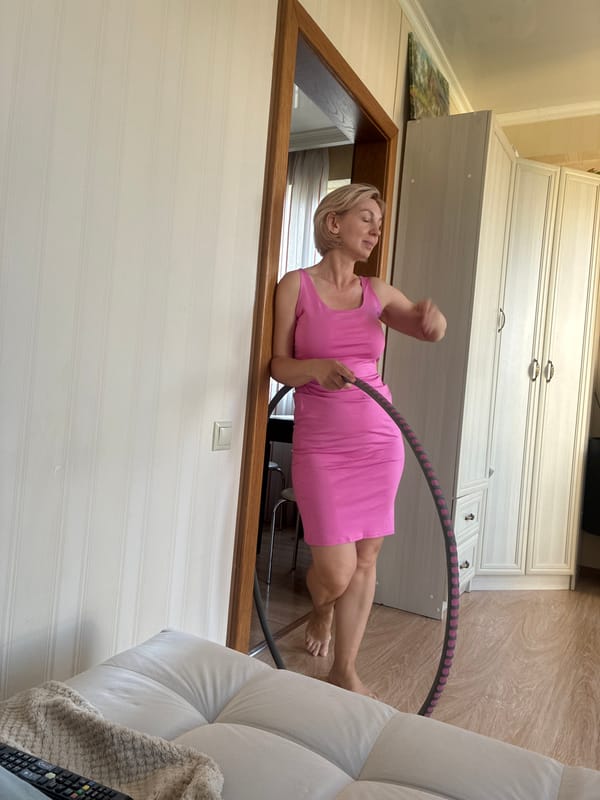 Woman documents afternoon of cooking, exercise in Sochi residence