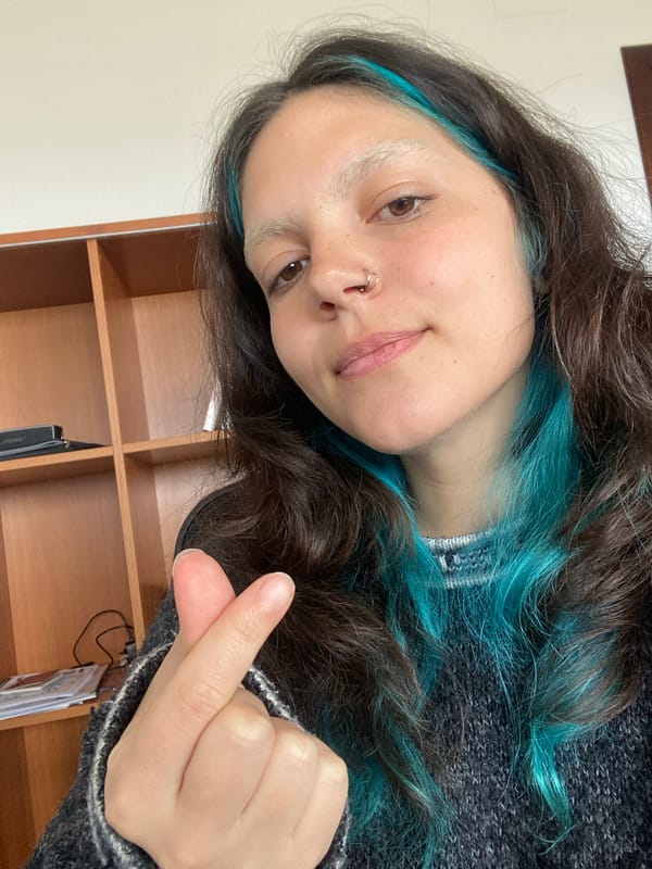 Person with turquoise hair highlights photographed in Gijón