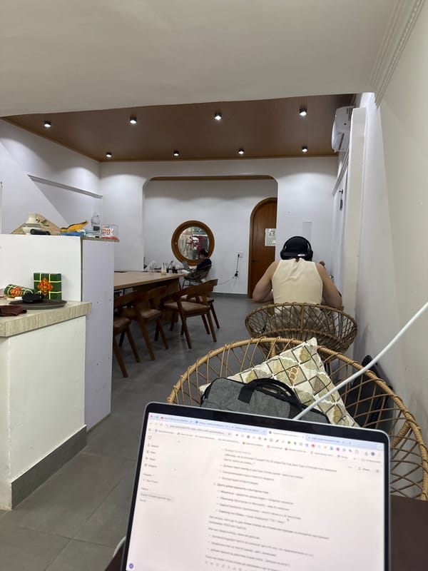 VR user, man in striped shirt spotted in Đà Nẵng