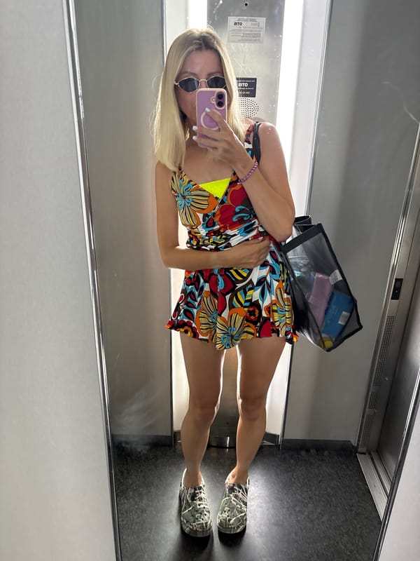 Elevator selfies and street glimpses in sunny Valencia