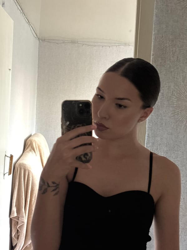 Mirror selfie session in an Inskoy bedroom, leopard case in hand