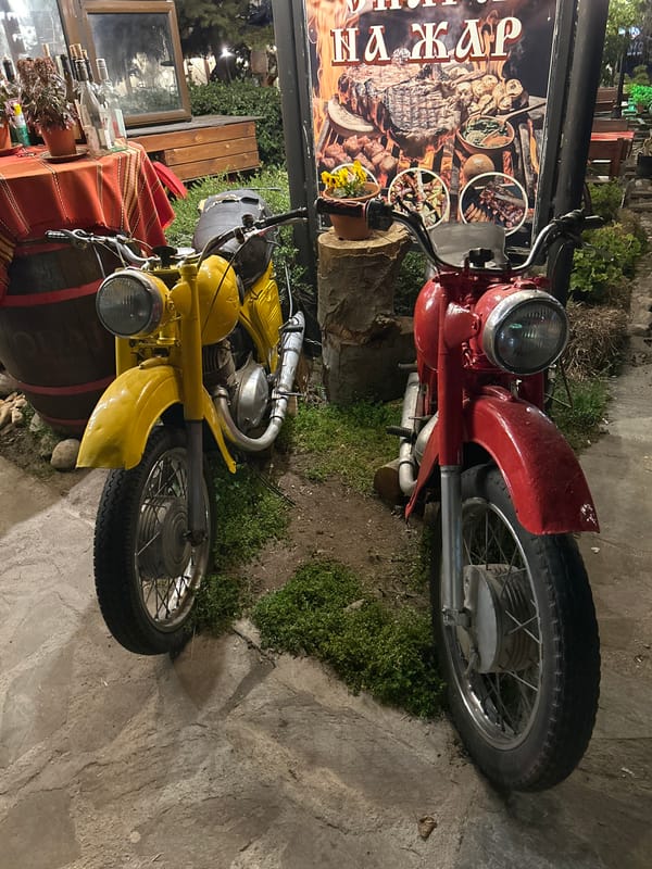 Evening stroll captures vintage displays, spring blooms in Bansko