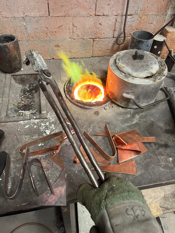 Metal melting operation documented in Saint-Rémy-lès-Chevreuse workshop