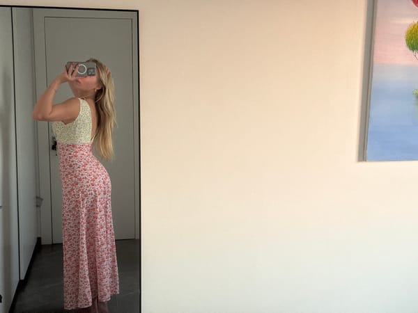 Woman takes upside-down mirror selfie in Ariel