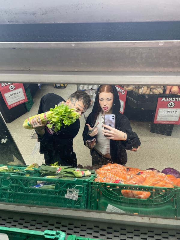 Couple shops for groceries, takes selfie in Buenos Aires supermarket