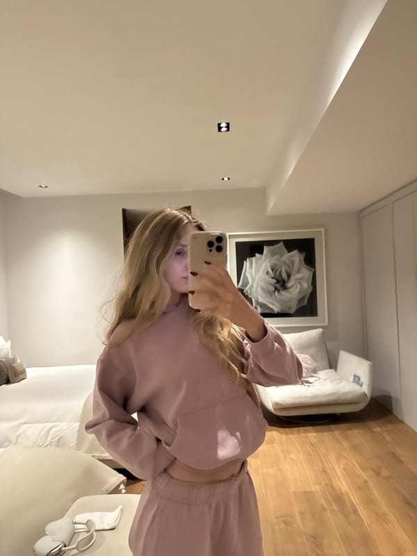 Woman takes bedroom selfie in Mexico City