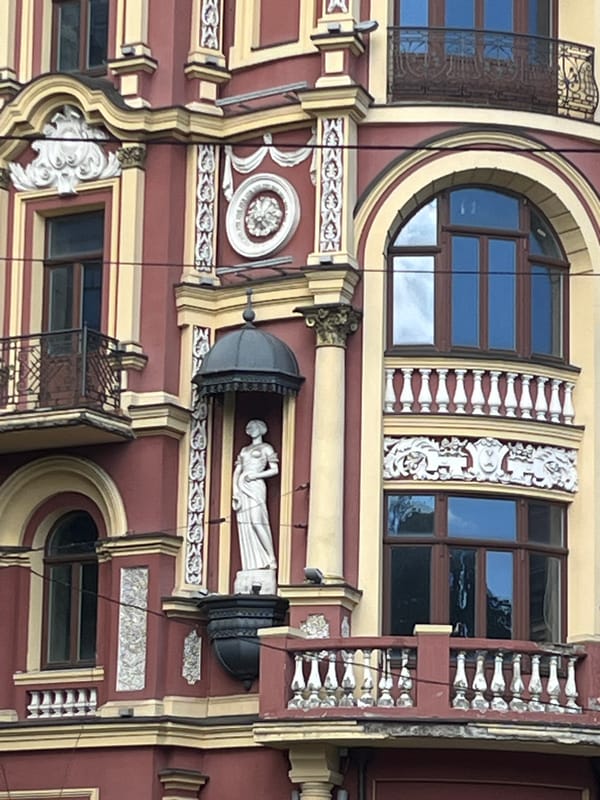 Kyiv walking tour: metro stations, murals, monuments and gardens