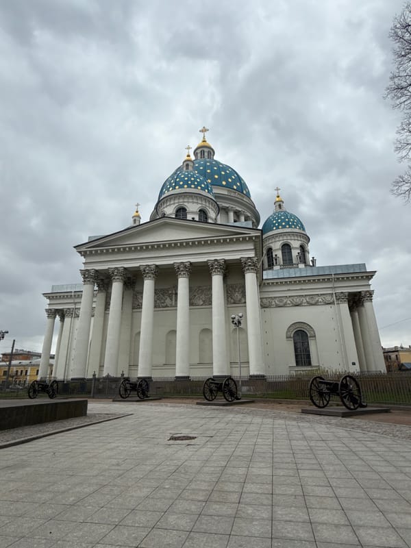 Tourist captures Saint Petersburg landmarks, marching police formation