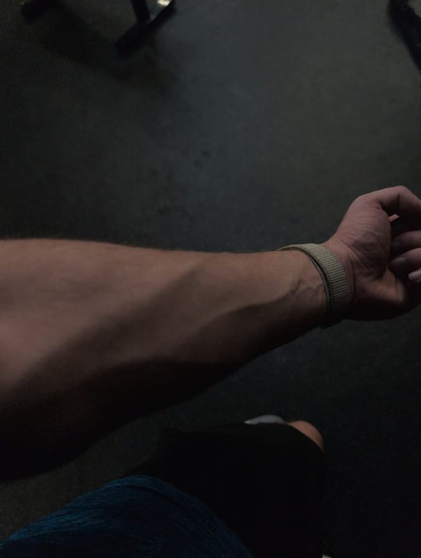 Late-night gym session documented in Mexico City fitness facility