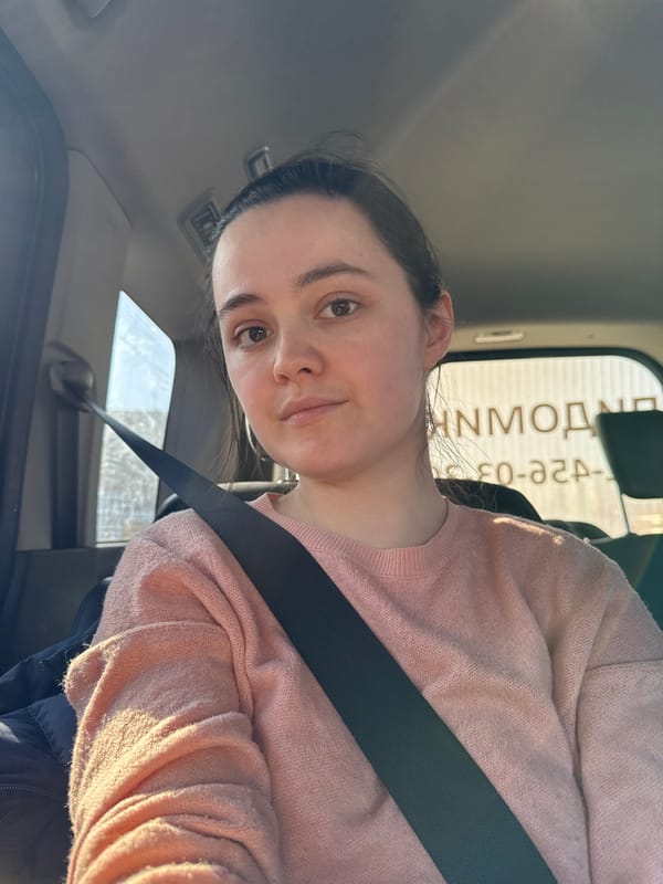 Woman and child spotted in car near stores in Izhevsk