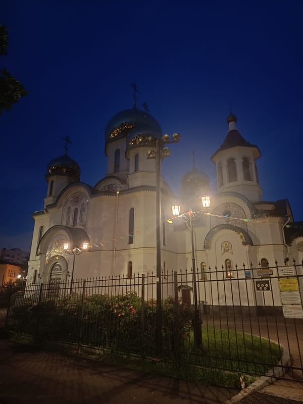 Evening stroll through Saint Petersburg captured in five memories